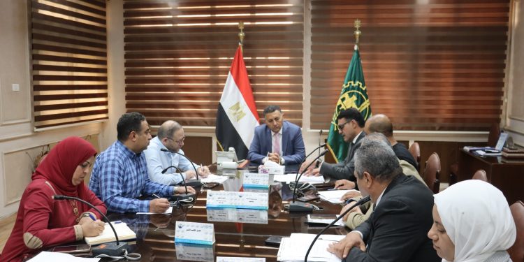 محافظ القليوبية يبحث حلًا جذريًا لتسربات الصرف بمدرسة عبد الحليم نور الدين بالرملة ويوجّه بدراسة نقل خطوط الطرد خارج المدرسة