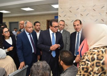 وزير الصحة يجري جولة مفاجئة بمستشفى المدينة بالعبور ويوجه بإعادة توزيع الصيادلة وفق الاحتياجات