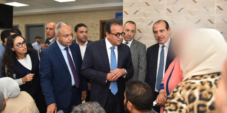 وزير الصحة يجري جولة مفاجئة بمستشفى المدينة بالعبور ويوجه بإعادة توزيع الصيادلة وفق الاحتياجات