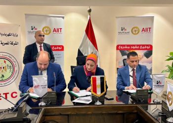 المصرية لنقل الكهرباء توقع عقدين لإنشاء خطوط هوائية بجهد ٥٠٠ ك.ف لتفريغ القدرات المولدة من مشروعات الطاقة المتجددة بالشبكة القومية الموحدة