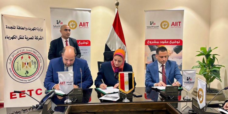 المصرية لنقل الكهرباء توقع عقدين لإنشاء خطوط هوائية بجهد ٥٠٠ ك.ف لتفريغ القدرات المولدة من مشروعات الطاقة المتجددة بالشبكة القومية الموحدة