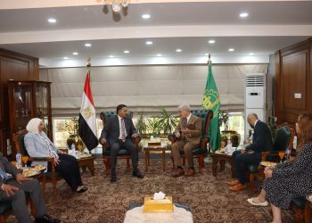 محافظ القليوبية يستقبل القائم بأعمال سفير الولايات المتحدة الأمريكية بمكتبه بديوان عام المحافظة