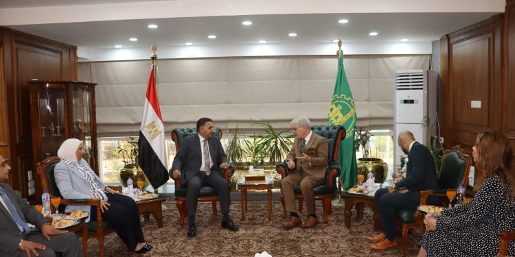 محافظ القليوبية يستقبل القائم بأعمال سفير الولايات المتحدة الأمريكية بمكتبه بديوان عام المحافظة