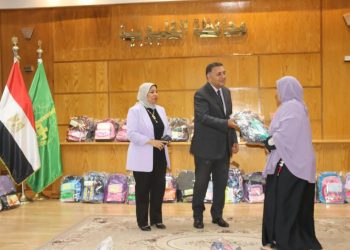 محافظ القليوبية يسلّم 400 شنطة مدرسية ومستلزمات دراسية لـ100 أسرة من الأولى بالرعاية