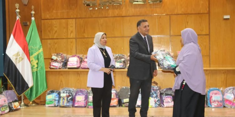 محافظ القليوبية يسلّم 400 شنطة مدرسية ومستلزمات دراسية لـ100 أسرة من الأولى بالرعاية